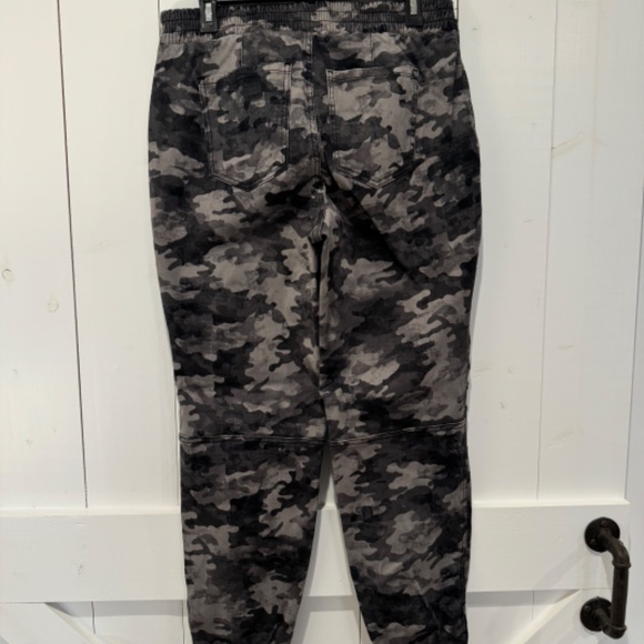 SPANX Stretch Mid Rise Twill Joggers Blackwash Camo - Picture 4 of 6